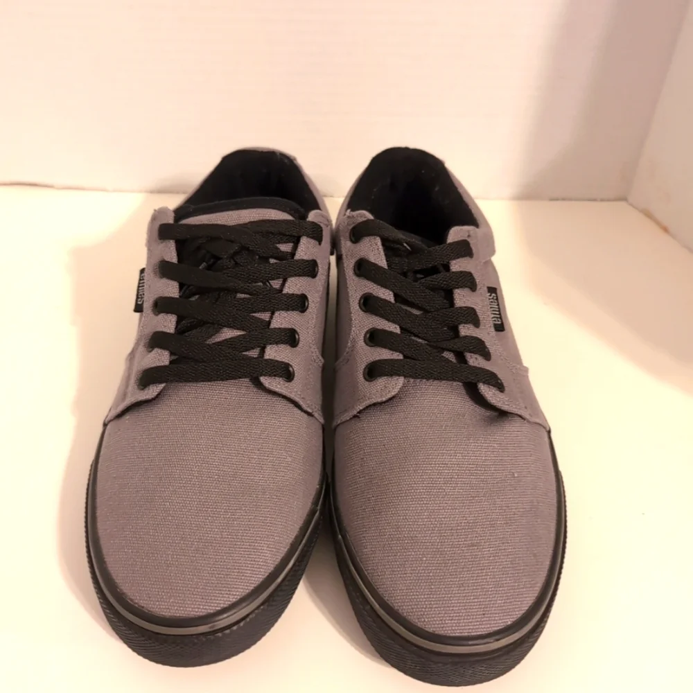 Etnies Gray and Black Sneakers barge LS‎ Men's Size 8.5